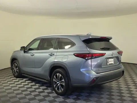 More photos of 2022 Toyota Highlander XLE at Step One CDJR Fiat Fort Walton Beach, FL