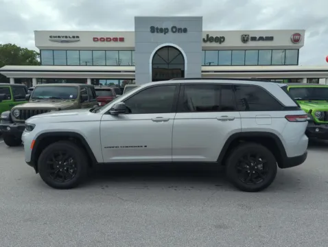 More photos of 2026 Jeep Grand Cherokee Altitude at Step One CDJR Fiat Fort Walton Beach, FL