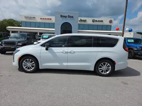 More photos of 2027 Chrysler Pacifica Select at Step One CDJR Fiat Fort Walton Beach, FL