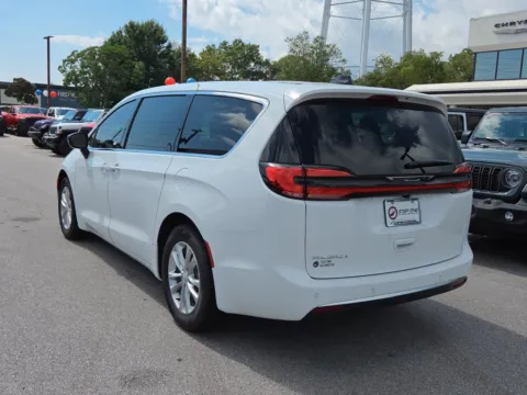 More photos of 2027 Chrysler Pacifica Select at Step One CDJR Fiat Fort Walton Beach, FL