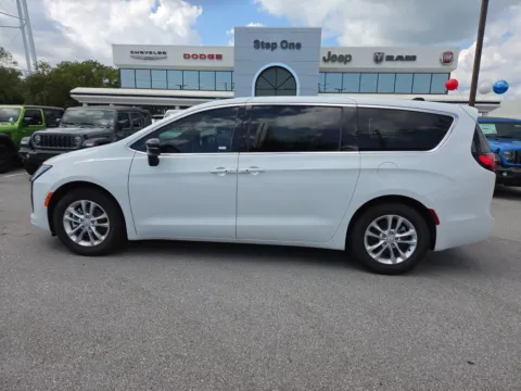 More photos of 2027 Chrysler Pacifica Select at Step One CDJR Fiat Fort Walton Beach, FL