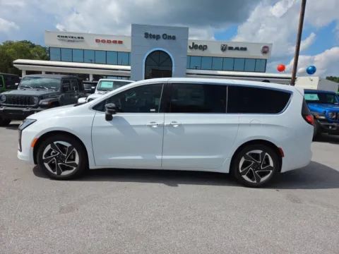More photos of 2027 Chrysler Pacifica Limited at Step One CDJR Fiat Fort Walton Beach, FL