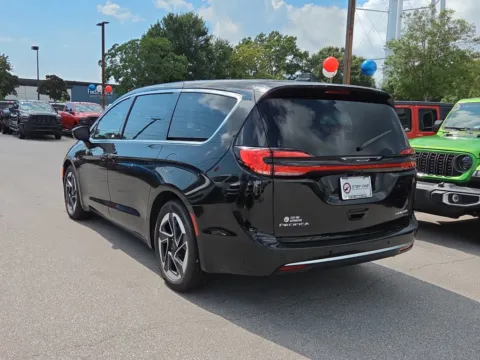 More photos of 2027 Chrysler Pacifica Limited at Step One CDJR Fiat Fort Walton Beach, FL