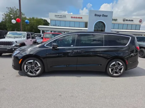 More photos of 2027 Chrysler Pacifica Limited at Step One CDJR Fiat Fort Walton Beach, FL