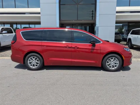 More photos of 2026 Chrysler Pacifica Select at Step One CDJR Fiat Fort Walton Beach, FL