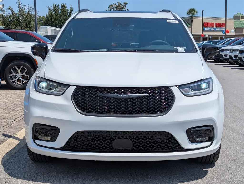 2026 Chrysler Pacifica Limited photo 3