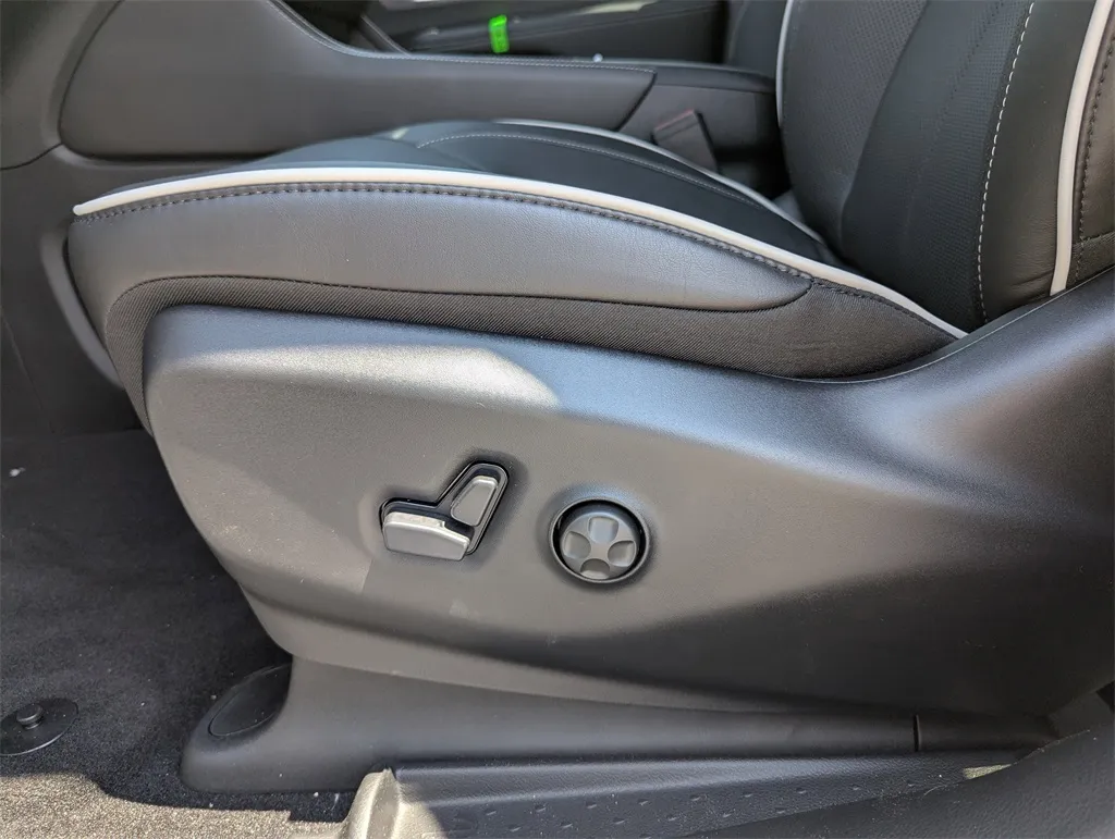 2026 Chrysler Pacifica Limited photo 4