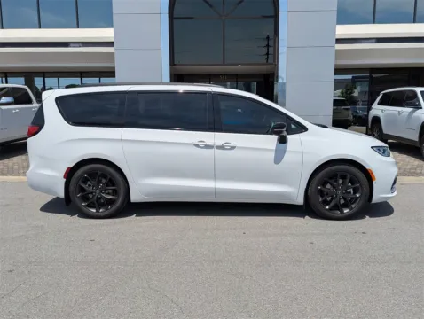 More photos of 2026 Chrysler Pacifica Limited at Step One CDJR Fiat Fort Walton Beach, FL