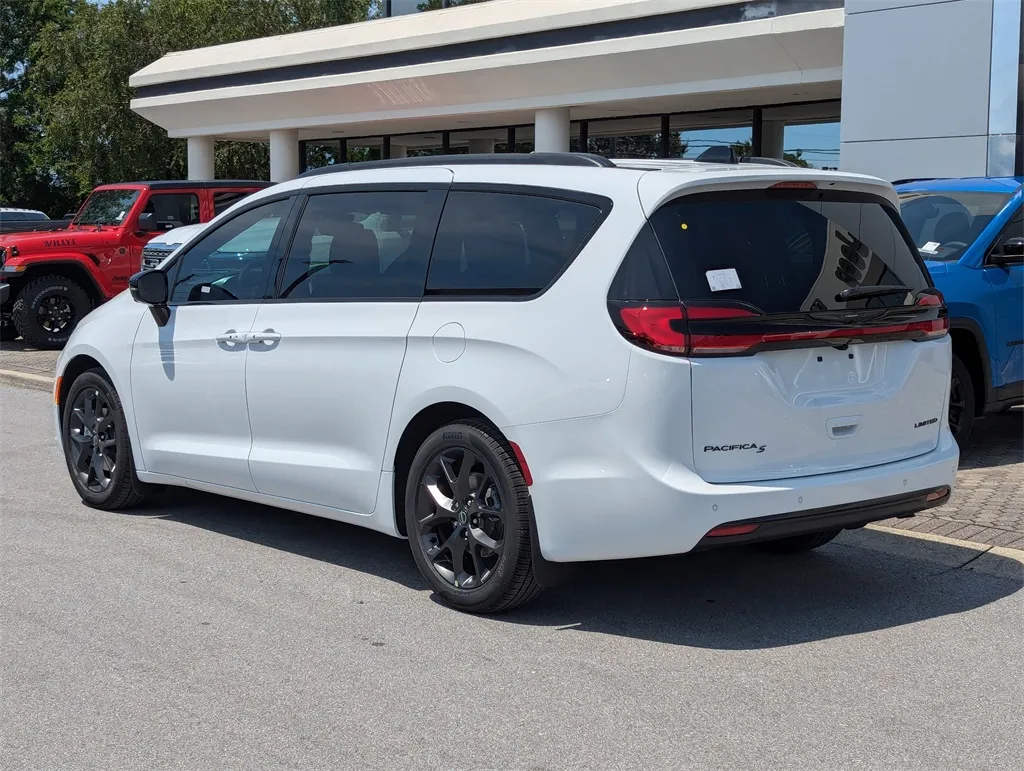 2026 Chrysler Pacifica Limited photo 2