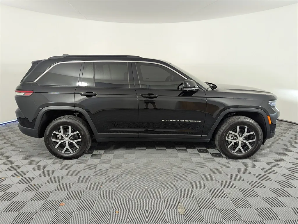 2025 Jeep Grand Cherokee Limited photo 2
