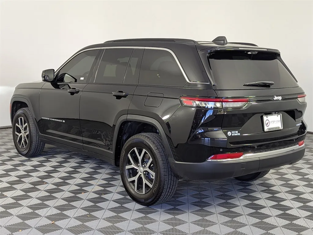 2025 Jeep Grand Cherokee Limited photo 3