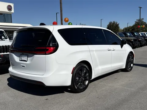 More photos of 2026 Chrysler Pacifica Select at Step One CDJR Fiat Fort Walton Beach, FL