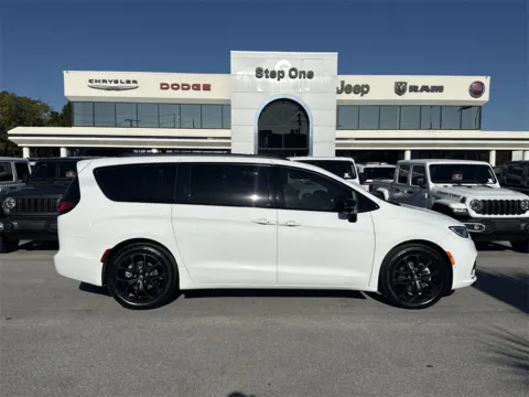 More photos of 2026 Chrysler Pacifica Limited at Step One CDJR Fiat Fort Walton Beach, FL