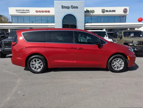 More photos of 2026 Chrysler Pacifica Select at Step One CDJR Fiat Fort Walton Beach, FL