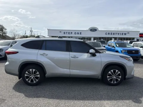 More photos of 2021 Toyota Highlander XLE at Step One Ford Crestview, FL