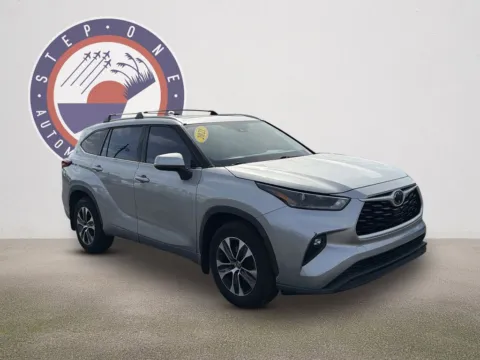 Silver 2021 Toyota Highlander XLE for sale in Crestview, FL
