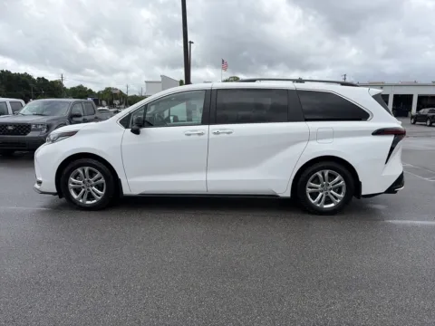 More photos of 2022 Toyota Sienna XSE at Step One Ford Crestview, FL