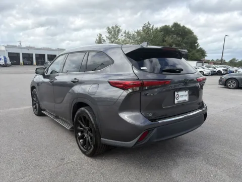 More photos of 2022 Toyota Highlander XLE at Step One Ford Crestview, FL