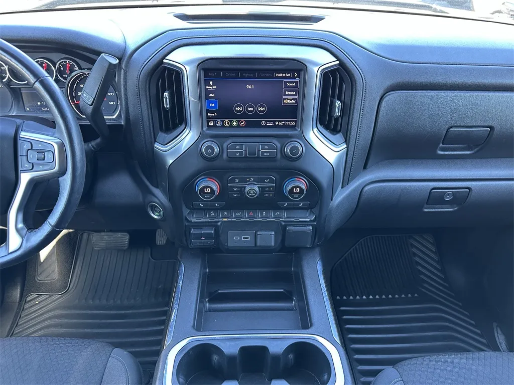 2020 Chevrolet Silverado 1500 RST photo 3