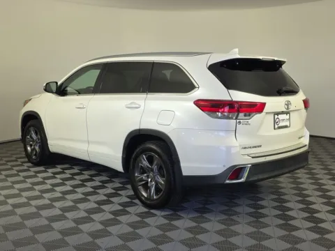 More photos of 2017 Toyota Highlander Limited Platinum at Step One Kia Fort Walton Beach, FL