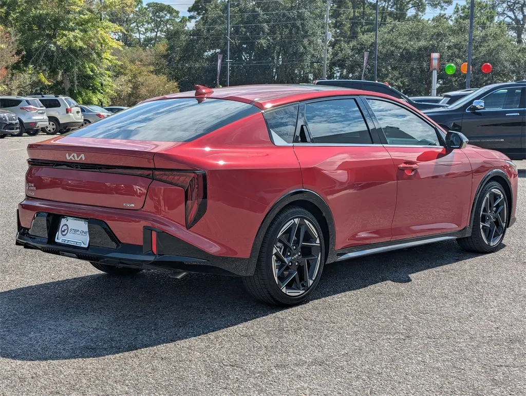2025 Kia K4 GT-Line photo 3