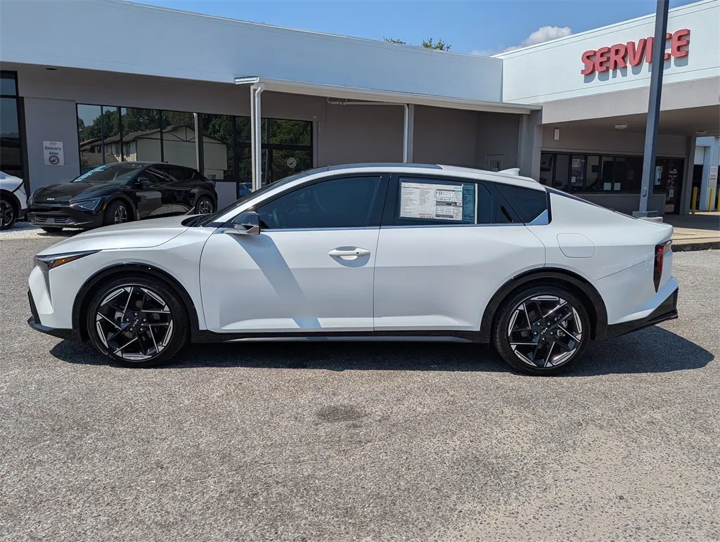 2025 Kia K4 GT-Line photo 2