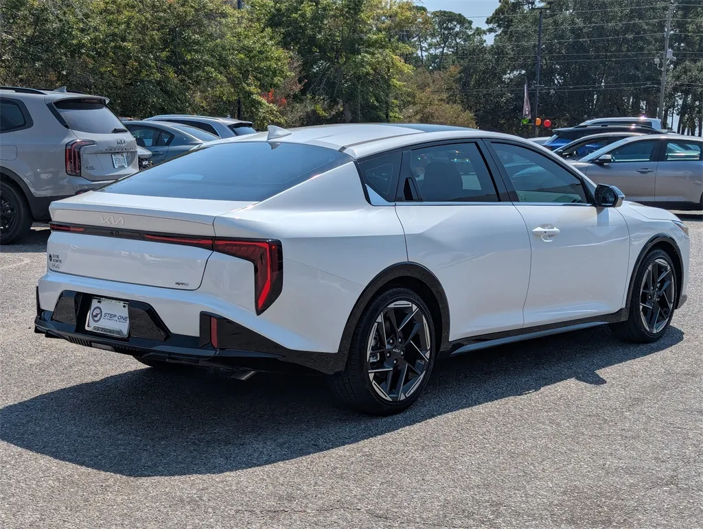 2025 Kia K4 GT-Line photo 3