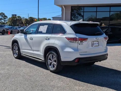More photos of 2015 Toyota Highlander XLE V6 at Step One Kia Fort Walton Beach, FL