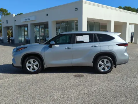 More photos of 2024 Toyota Highlander LE at Step One Volkswagen Fort Walton Beach, FL