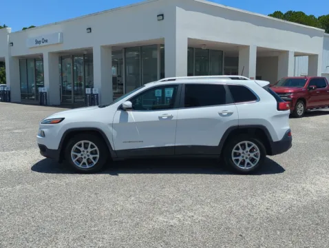 More photos of 2017 Jeep Cherokee Latitude at Step One Volkswagen Fort Walton Beach, FL