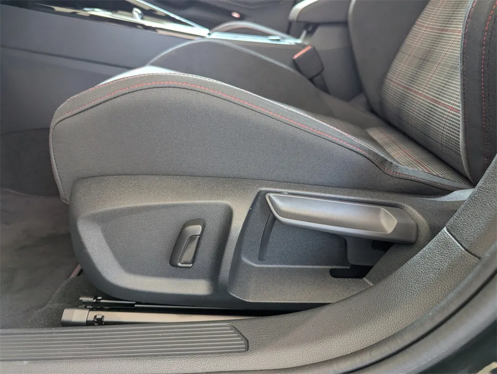 2025 Volkswagen Golf GTI S photo 4