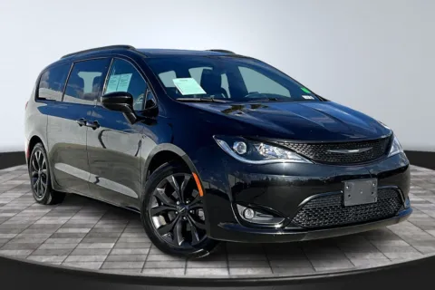 Photos of 2018 Chrysler Pacifica Touring L for sale in Redlands, CA at Redlands CDJR