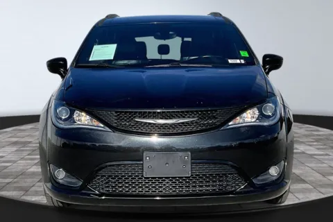 More photos of 2018 Chrysler Pacifica Touring L at Redlands CDJR, CA