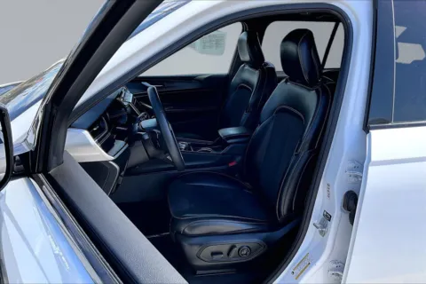 Another view of 2024 Jeep Grand Cherokee Altitude for sale in Redlands, CA at Redlands CDJR