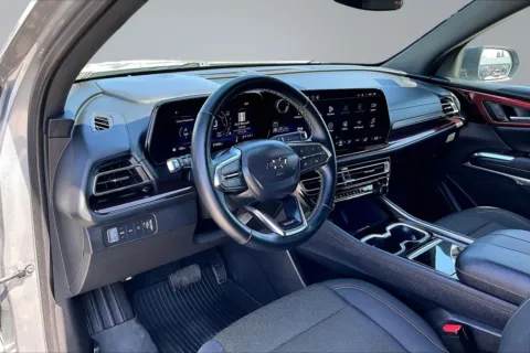 More photos of 2024 Chevrolet Traverse Z71 at Redlands CDJR, CA