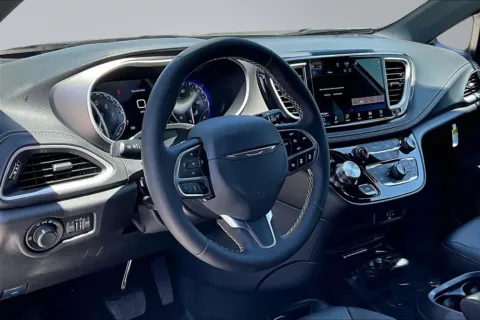 More photos of 2027 Chrysler Pacifica Select at Redlands CDJR, CA