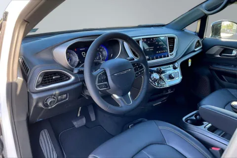 More photos of 2027 Chrysler Pacifica Select at Redlands CDJR, CA