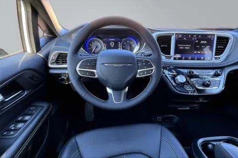More photos of 2027 Chrysler Pacifica Select at Redlands CDJR, CA