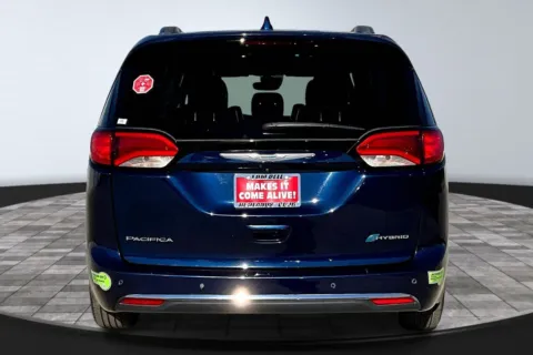 More photos of 2020 Chrysler Pacifica Hybrid Limited at Redlands CDJR, CA