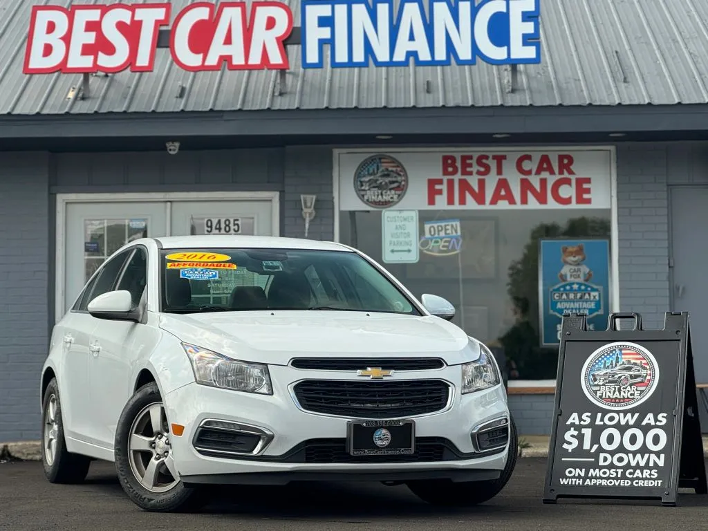 White 2016 Chevrolet Cruze Limited 1LT Sedan 4D for sale in Frankfort, IL