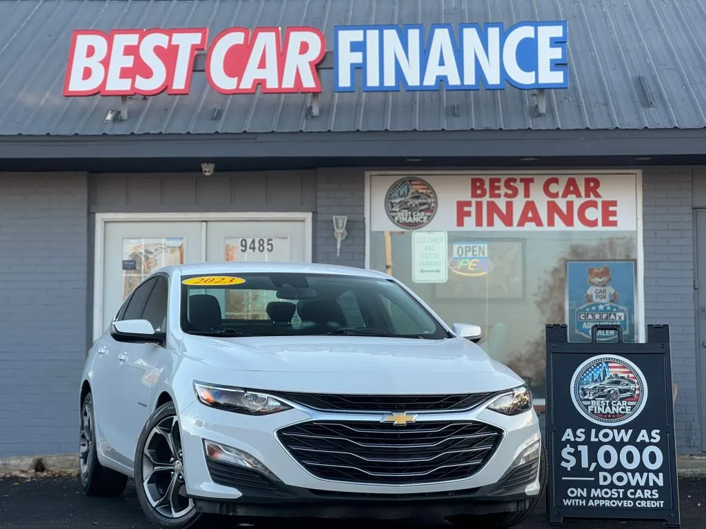 White 2023 Chevrolet Malibu 1LT Sedan 4D for sale in Frankfort, IL