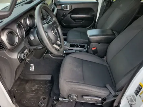 More photos of 2021 Jeep Gladiator Sport at Step One Chevrolet, AL