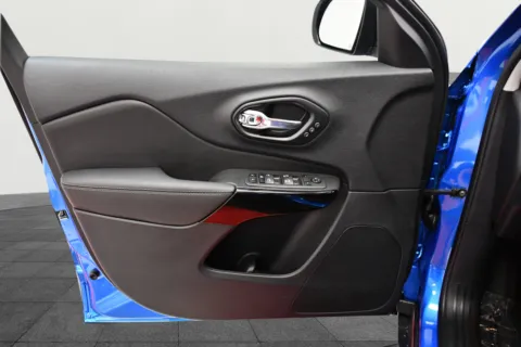 More photos of 2023 Jeep Cherokee Altitude Lux at MAG CDJR, MO