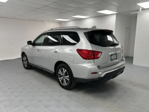 More photos of 2019 Nissan Pathfinder SL at MAG CDJR, MO