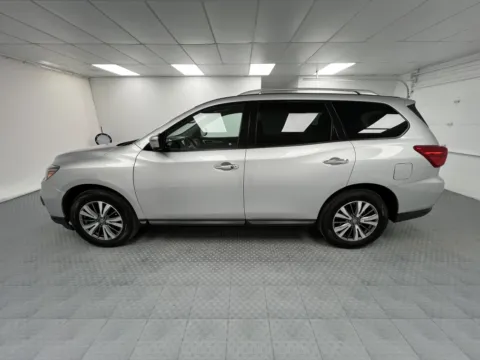 More photos of 2019 Nissan Pathfinder SL at MAG CDJR, MO