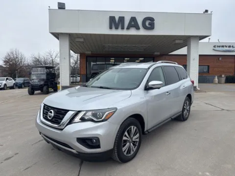 Silver 2019 Nissan Pathfinder SL for sale in Chillicothe, MO