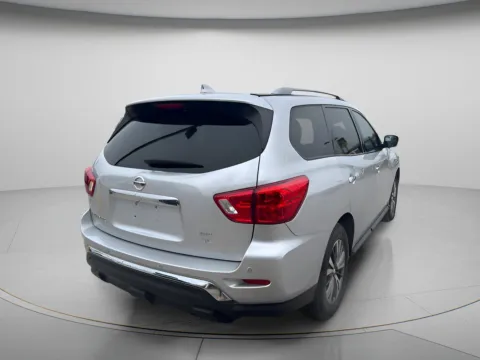 More photos of 2019 Nissan Pathfinder SL at MAG CDJR, MO