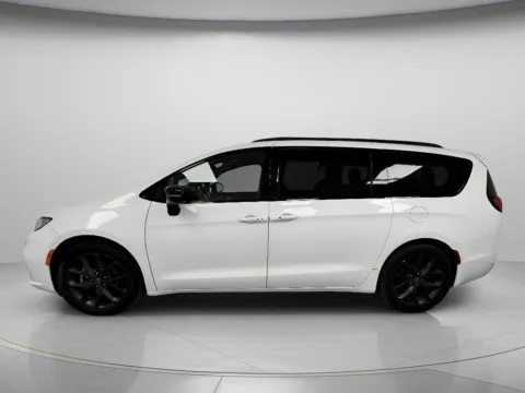 More photos of 2025 Chrysler Pacifica Limited at MAG CDJR, MO