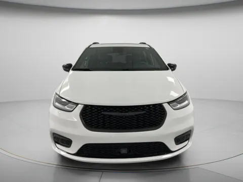 Photos of 2025 Chrysler Pacifica Limited for sale in Chillicothe, MO at MAG CDJR