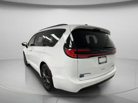 More photos of 2025 Chrysler Pacifica Limited at MAG CDJR, MO